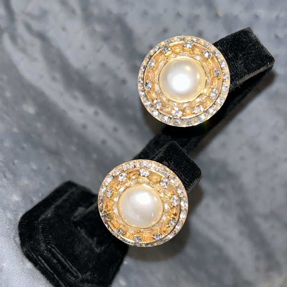 Stunning Vintage Pearl Center & Crystal Button Clip On Earrings-Boutique - Picture 4 of 9